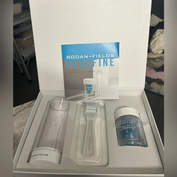 NIB Rodan + Fields REDEFINE Intensive Renewing Serum with Roller - Picture 14 of 14